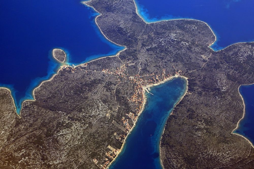 Kaprije von oben - Insel Otok Kaprije im Adriatisches Meer in Kaprije in Sibensko-kninska zupanija, Kroatien