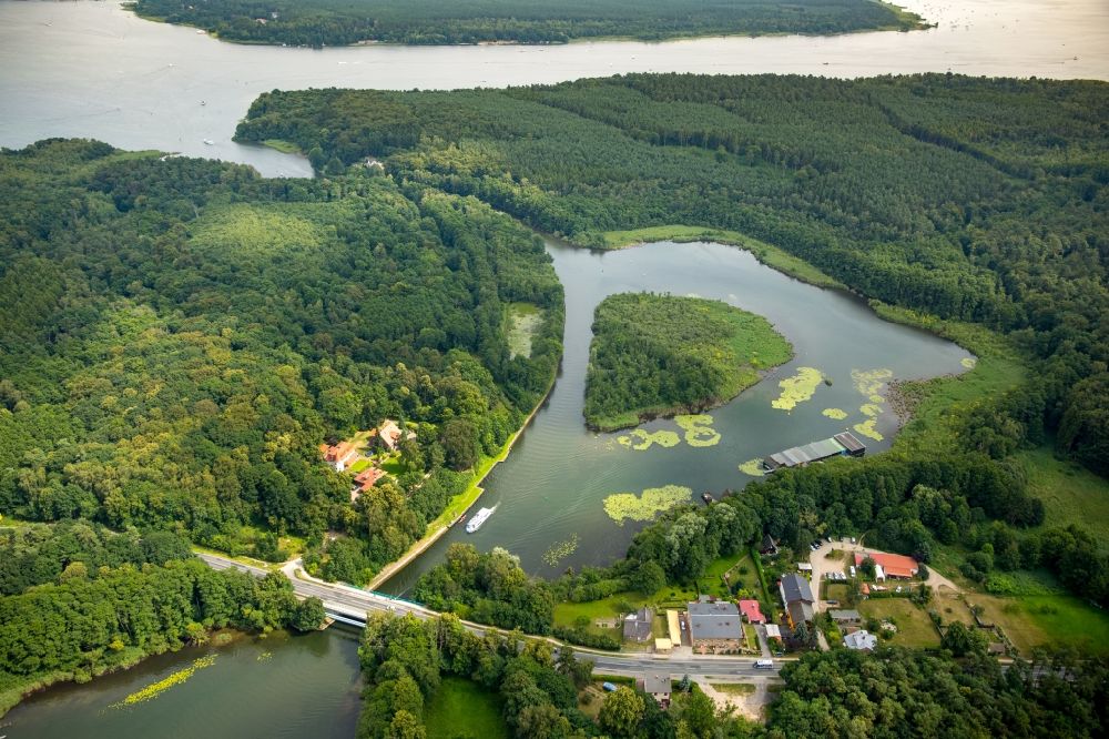Luftaufnahme Waren (Müritz) - Insel im Reeckkanal in Waren (Müritz) im Bundesland Mecklenburg-Vorpommern