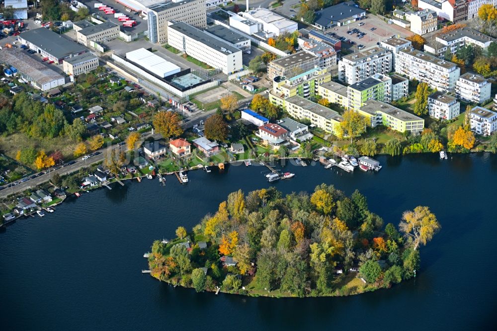 Luftbild Berlin - Insel Rohrwall-Insel am Ufer des Flußverlaufes der Dahme in Berlin, Deutschland