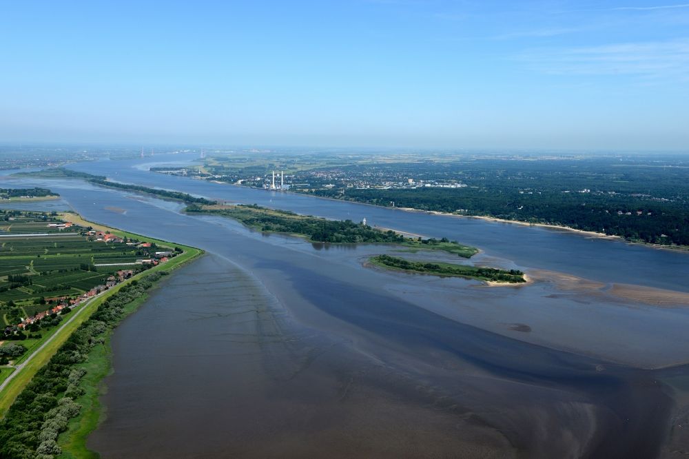 Jork aus der Vogelperspektive: Insel am Ufer des Flußverlaufes der Elbe in Neßsand im Bundesland Niedersachsen