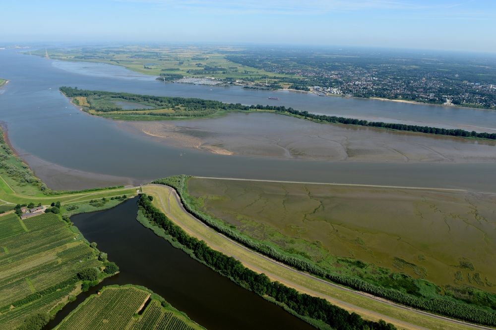 Jork von oben - Insel am Ufer des Flußverlaufes der Elbe in Neßsand im Bundesland Niedersachsen