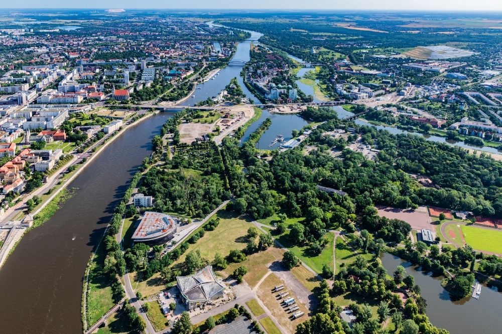 Luftaufnahme Magdeburg - Insel am Ufer des Flußverlaufes Elbe im Ortsteil Werder in Magdeburg im Bundesland Sachsen-Anhalt, Deutschland