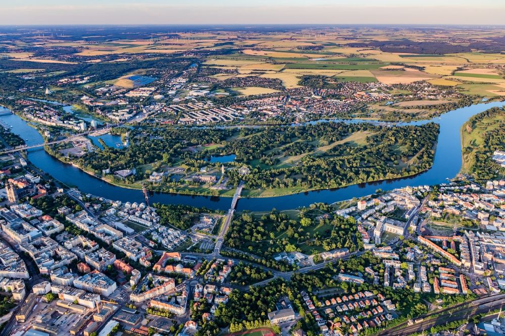 Luftbild Magdeburg - Insel am Ufer des Flußverlaufes Elbe im Ortsteil Werder in Magdeburg im Bundesland Sachsen-Anhalt, Deutschland