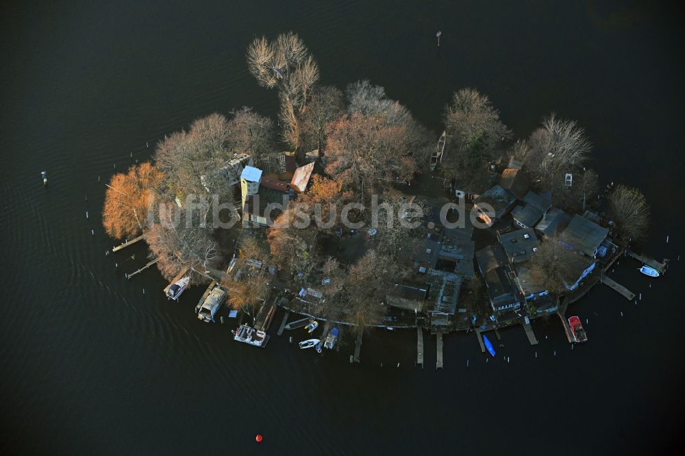 Luftaufnahme Berlin - Insel am Ufer des Flußverlaufes der Havel in Berlin, Deutschland