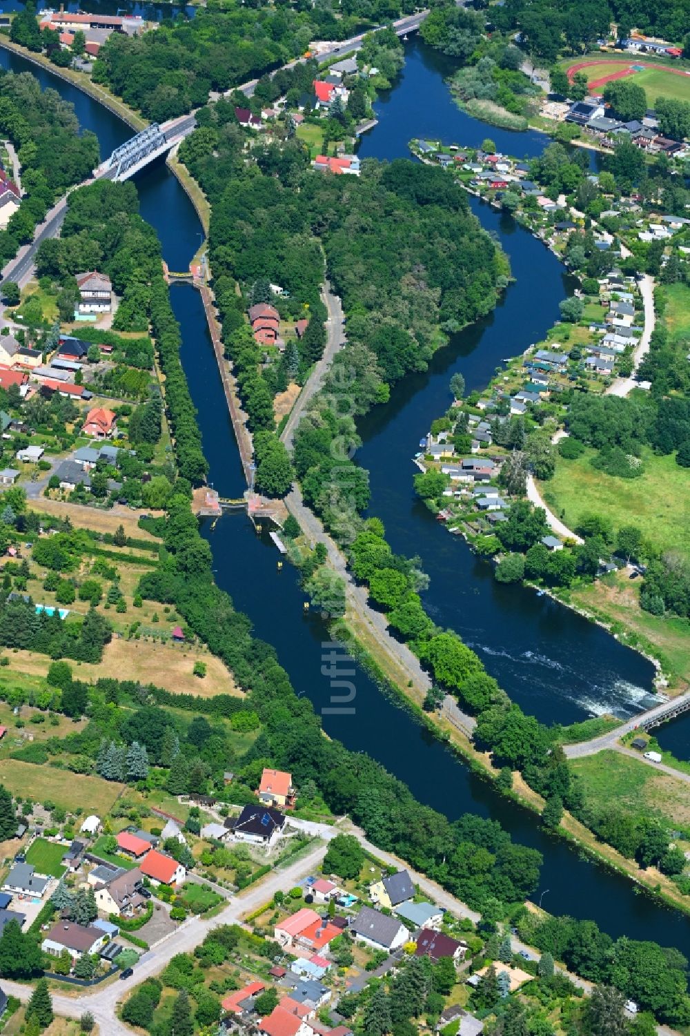 Rathenow aus der Vogelperspektive: Insel am Ufer des Flußverlaufes der Havel in Rathenow im Bundesland Brandenburg, Deutschland