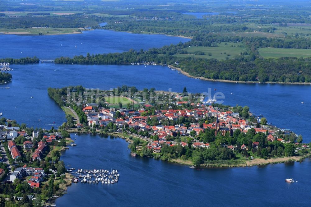Luftaufnahme Werder (Havel) - Insel am Ufer des Flußverlaufes der Havel in Werder (Havel) im Bundesland Brandenburg, Deutschland