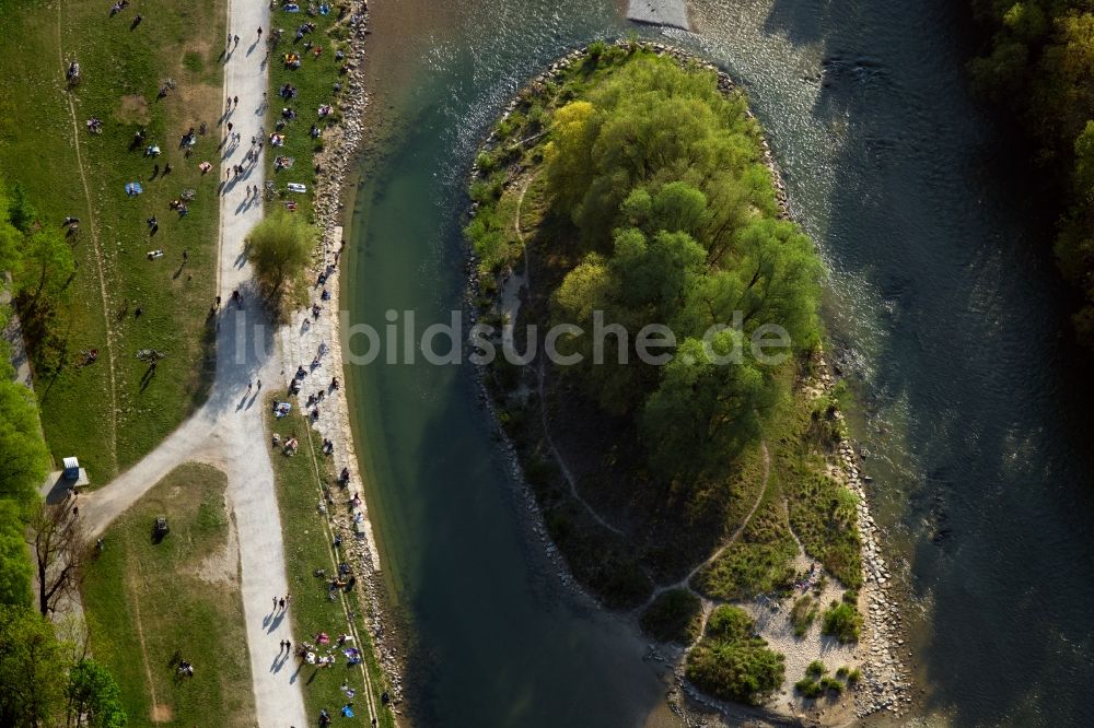 Luftaufnahme München - Insel am Ufer des Flussverlaufes der Isar im Stadtteil Ludwigsvorstadt-Isarvorstadt in München im Bundesland Bayern, Deutschland