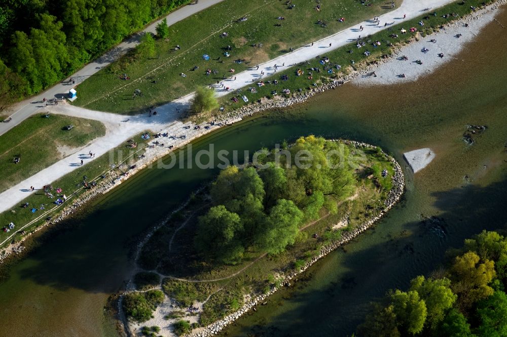 Luftaufnahme München - Insel am Ufer des Flussverlaufes der Isar im Stadtteil Ludwigsvorstadt-Isarvorstadt in München im Bundesland Bayern, Deutschland