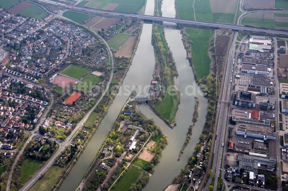 Luftbild Mannheim - Insel am Ufer des Flußverlaufes des Neckar vor der Brücke der A6 im Ortsteil Feudenheim in Mannheim im Bundesland Baden-Württemberg, Deutschland