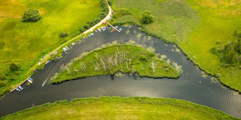 Schönfeld aus der Vogelperspektive: Insel am Ufer des Flußverlaufes der Peene in Schönfeld im Bundesland Mecklenburg-Vorpommern