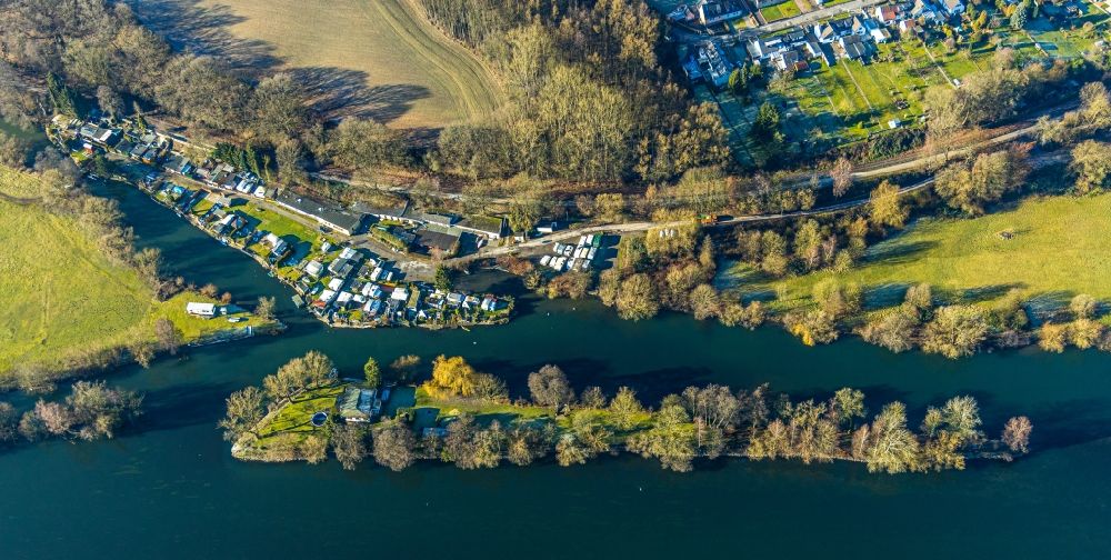 Luftbild Witten - Insel am Ufer des Flußverlaufes der Ruhr mit Blick auf einen Campingplatz mit Wohnwagen und Zelten im Ortsteil Bommern in Witten im Bundesland Nordrhein-Westfalen, Deutschland