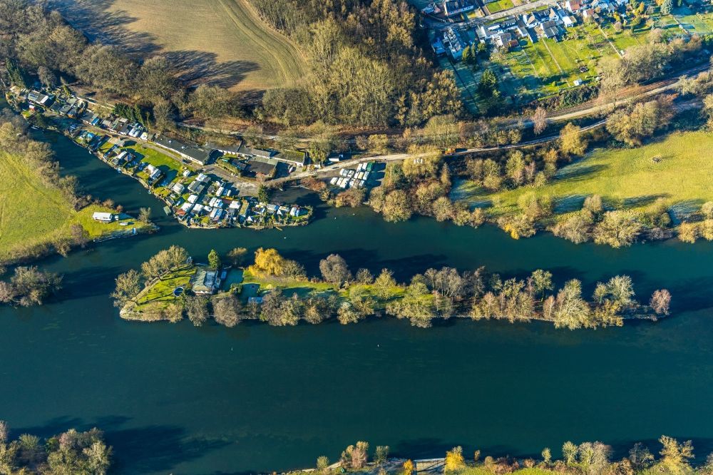 Luftaufnahme Witten - Insel am Ufer des Flußverlaufes der Ruhr mit Blick auf einen Campingplatz mit Wohnwagen und Zelten im Ortsteil Bommern in Witten im Bundesland Nordrhein-Westfalen, Deutschland