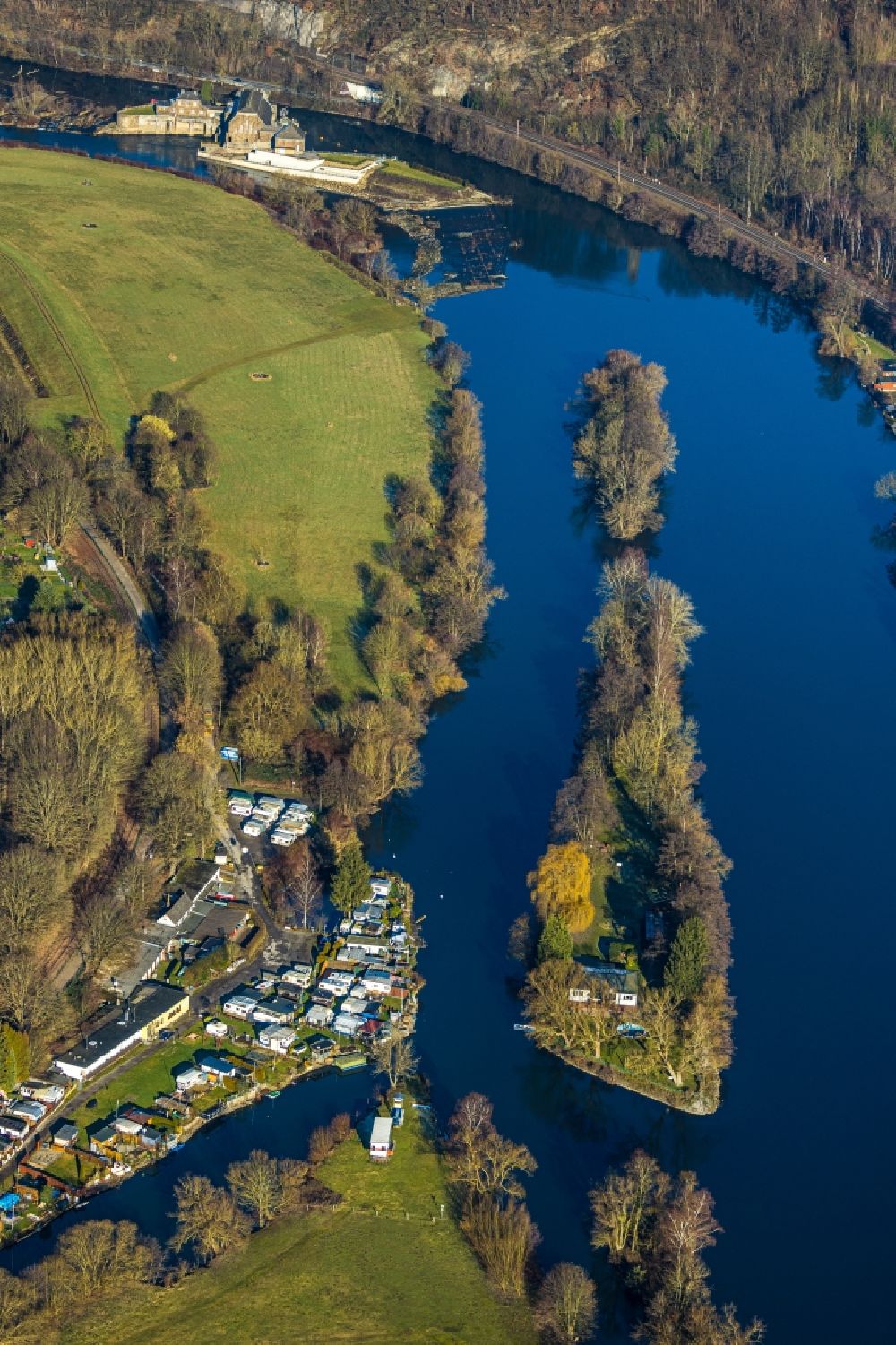 Witten von oben - Insel am Ufer des Flußverlaufes der Ruhr mit Blick auf einen Campingplatz mit Wohnwagen und Zelten im Ortsteil Bommern in Witten im Bundesland Nordrhein-Westfalen, Deutschland