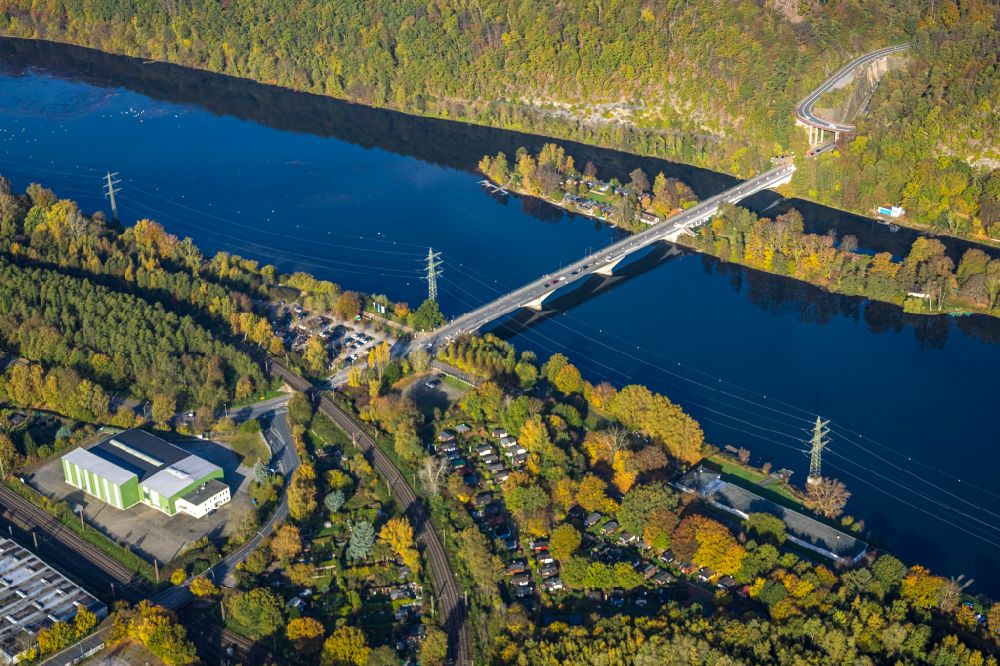 Luftbild Hagen - Insel am Ufer des Flußverlaufes der Ruhr mit Brückenbauwerk entlang der Dortmunder Straße im Ortsteil Syburg in Hagen im Bundesland Nordrhein-Westfalen, Deutschland