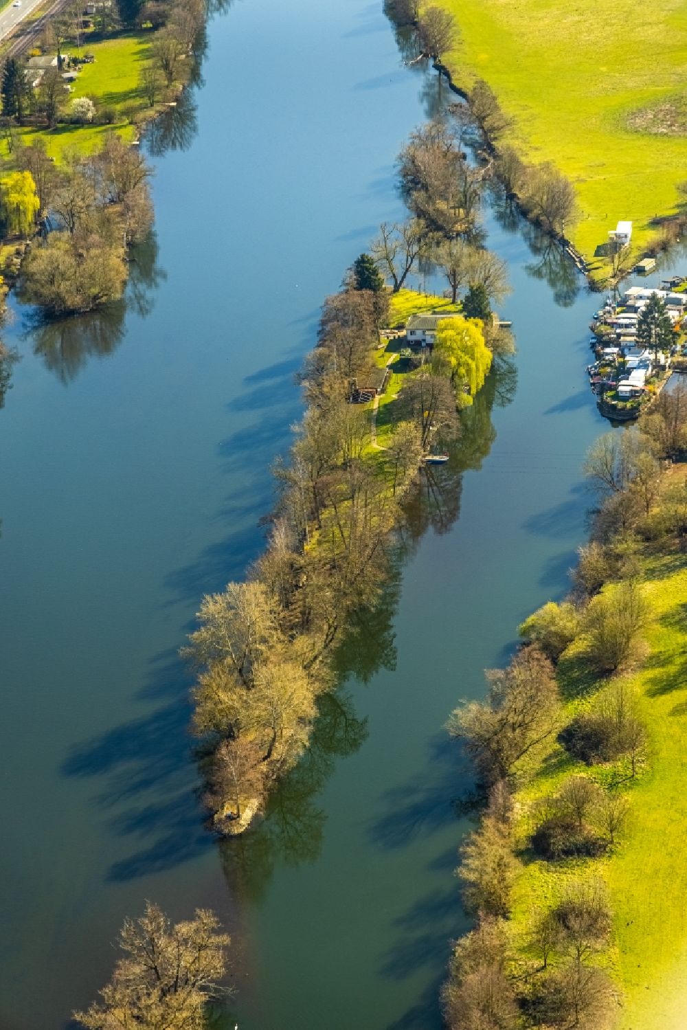 Witten aus der Vogelperspektive: Insel am Ufer des Flussverlaufes der Ruhr in Witten im Bundesland Nordrhein-Westfalen, Deutschland