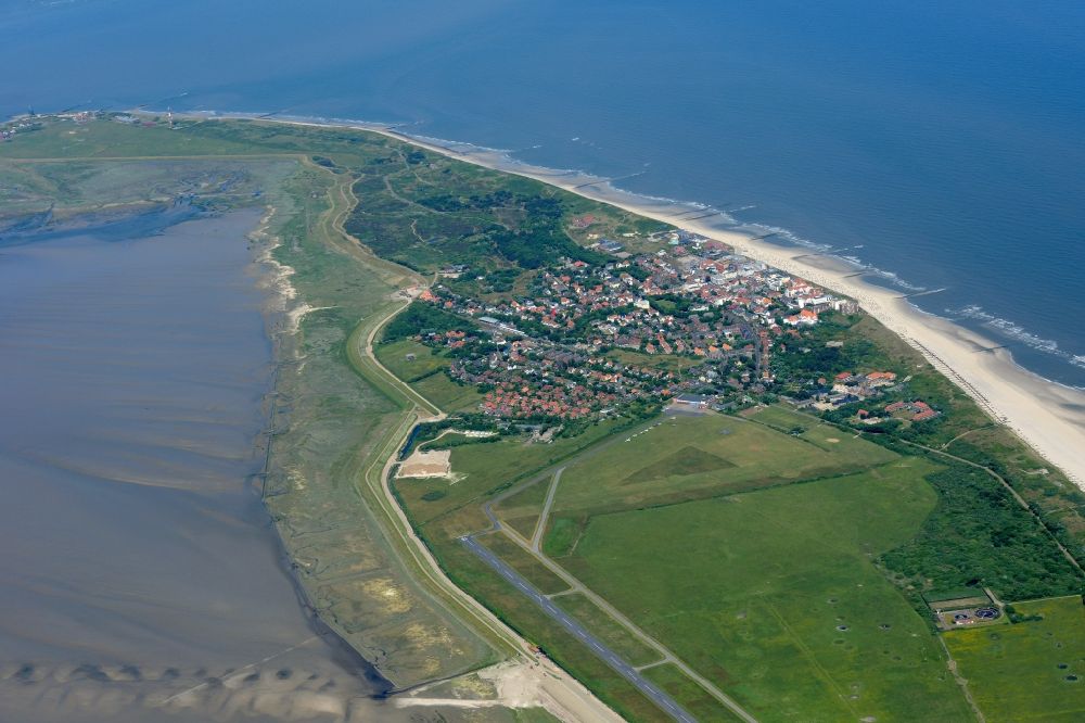Luftbild Wangerooge - Insel Wangerooge mit dem Hauptort und Flugplatz im Wattenmeer in der Nordsee im Bundesland Niedersachsen