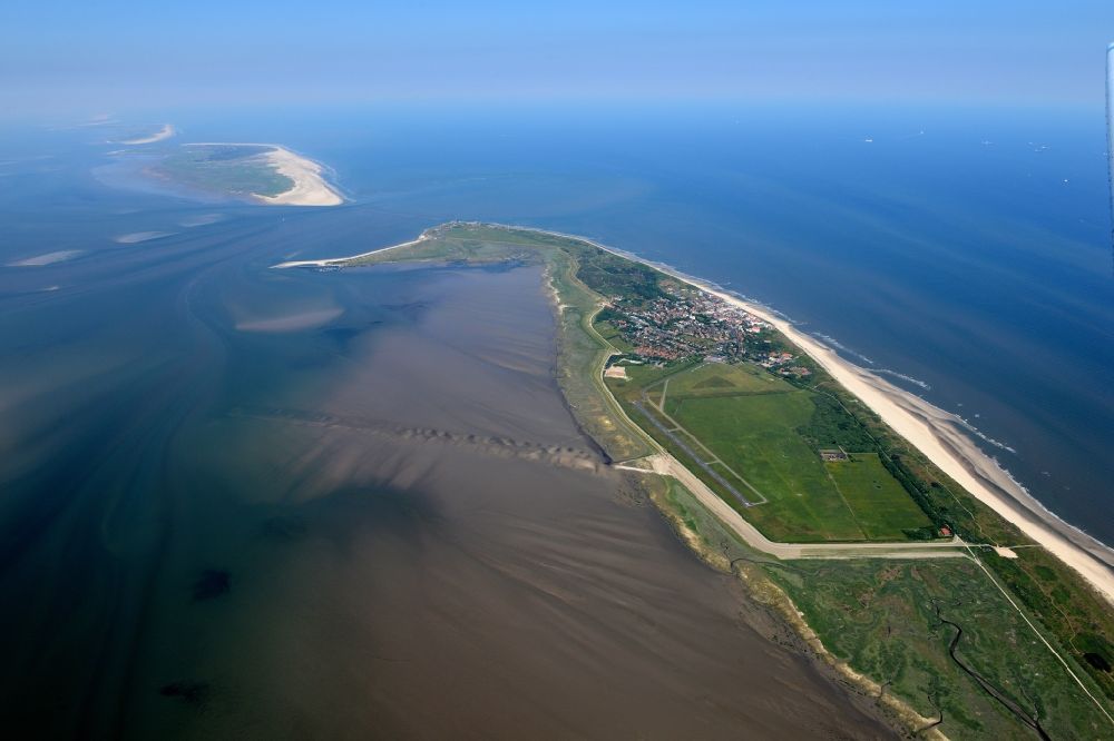 Luftaufnahme Wangerooge - Insel Wangerooge mit dem Hauptort und Flugplatz im Wattenmeer in der Nordsee im Bundesland Niedersachsen