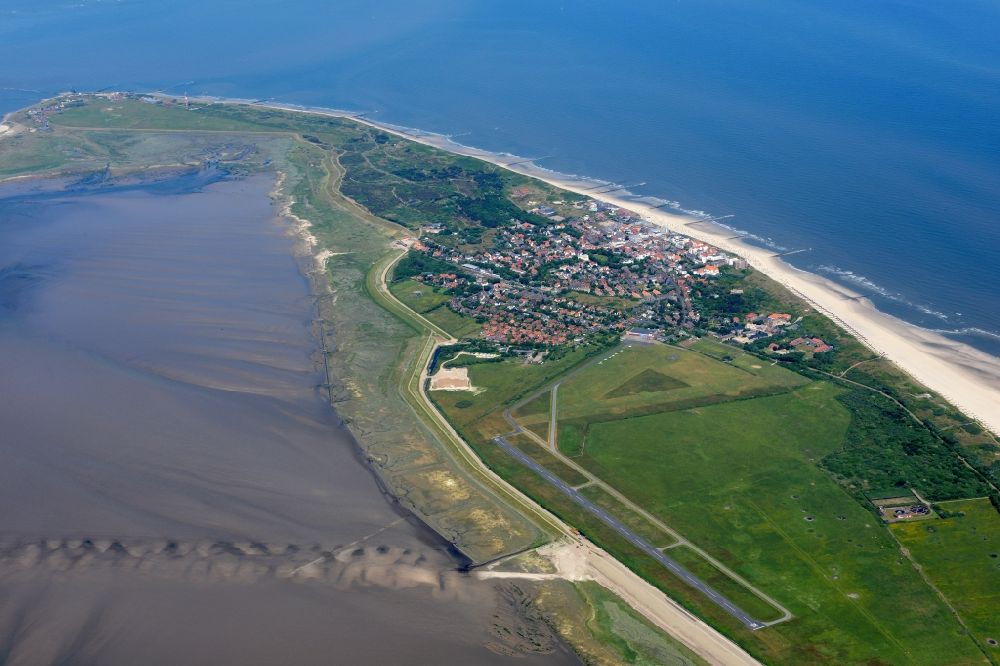 Wangerooge von oben - Insel Wangerooge mit dem Hauptort und Flugplatz im Wattenmeer in der Nordsee im Bundesland Niedersachsen