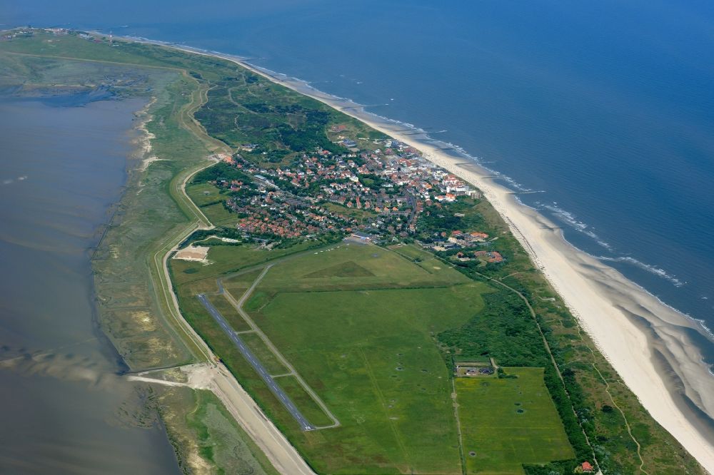 Wangerooge aus der Vogelperspektive: Insel Wangerooge mit dem Hauptort und Flugplatz im Wattenmeer in der Nordsee im Bundesland Niedersachsen