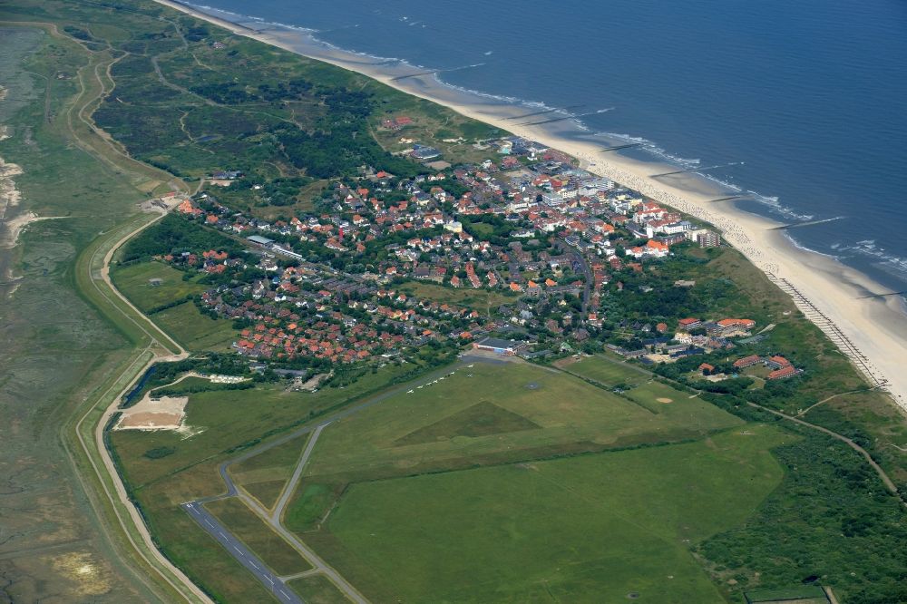 Wangerooge von oben - Insel Wangerooge mit dem Hauptort und Flugplatz im Wattenmeer in der Nordsee im Bundesland Niedersachsen