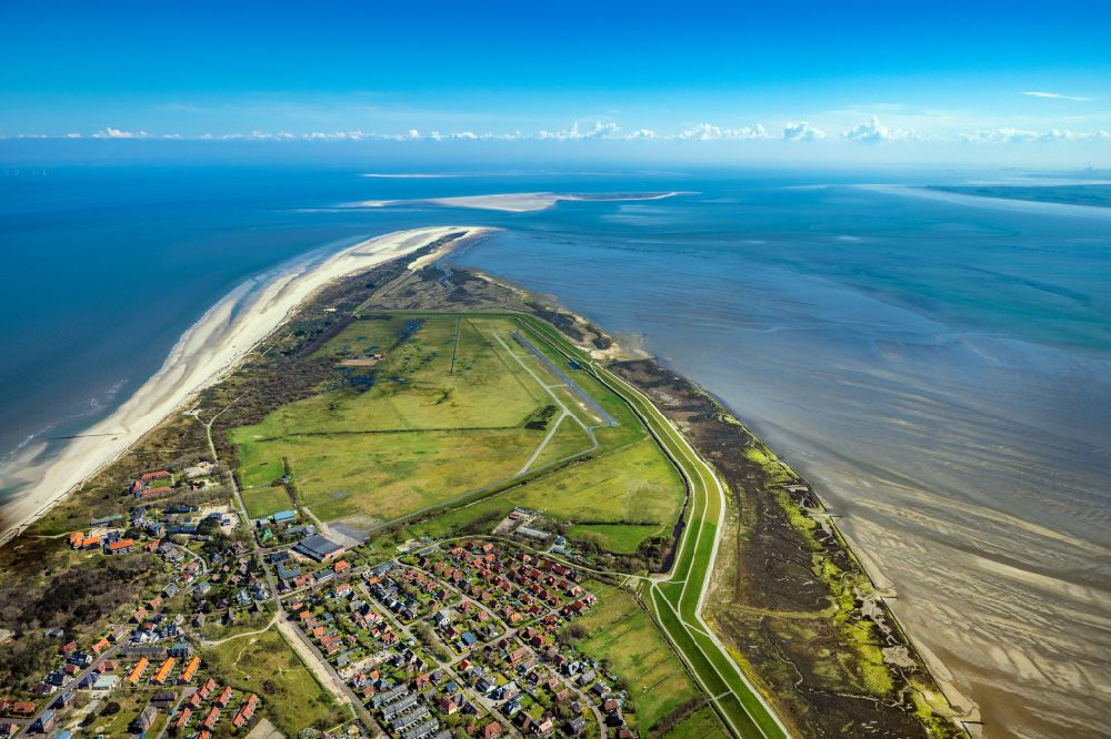 Luftaufnahme Wangerooge - Insel Wangerooge mit dem Hauptort und Flugplatz im Wattenmeer in der Nordsee im Bundesland Niedersachsen