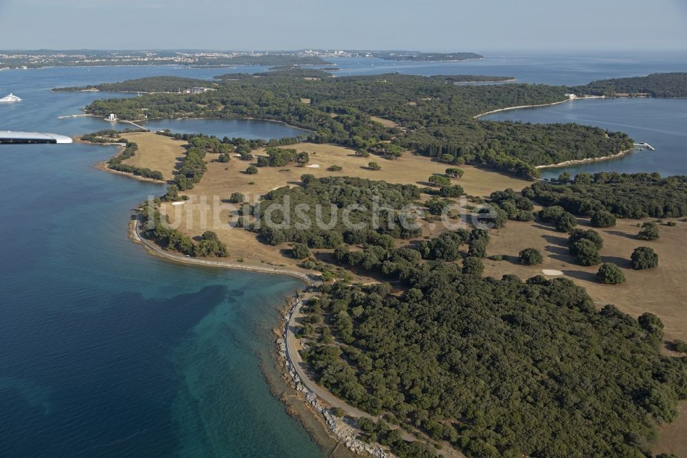 Pula aus der Vogelperspektive: Inselgruppe im Brijuni in Pula in Istrien - Istarska zupanija, Kroatien