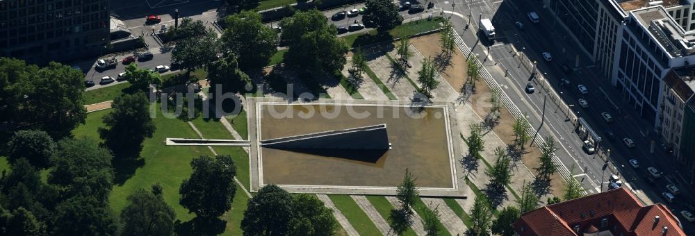 Berlin aus der Vogelperspektive: Invalidenpark mit Mauerbrunnen an der Invalidenstraße im Stadtbezirk Mitte von Berlin