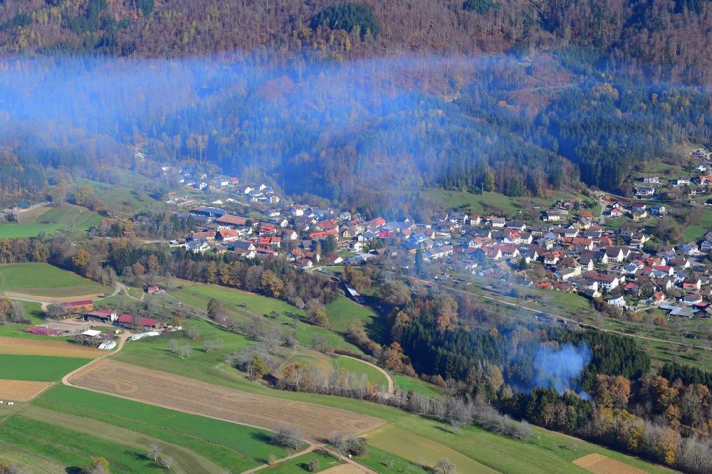 Luftaufnahme Hasel - Inversions - Wetterlage mit aufsteigendem Rauch eines Feuers von Forstarbeiten in Hasel im Bundesland Baden-Württemberg, Deutschland