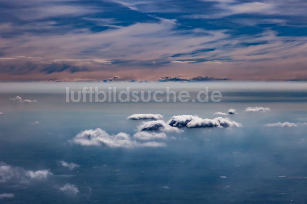 Idstedt aus der Vogelperspektive: Inversions - Wetterlage am Horizont in Idstedt im Bundesland Schleswig-Holstein, Deutschland