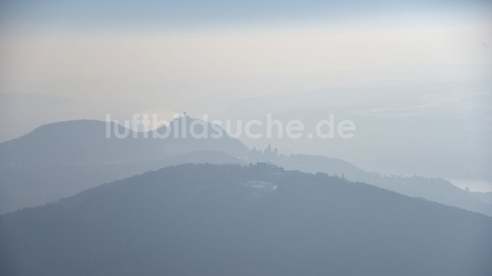 Königswinter aus der Vogelperspektive: Inversions - Wetterlage am Horizont im Siebengebirge in Königswinter im Bundesland Nordrhein-Westfalen, Deutschland