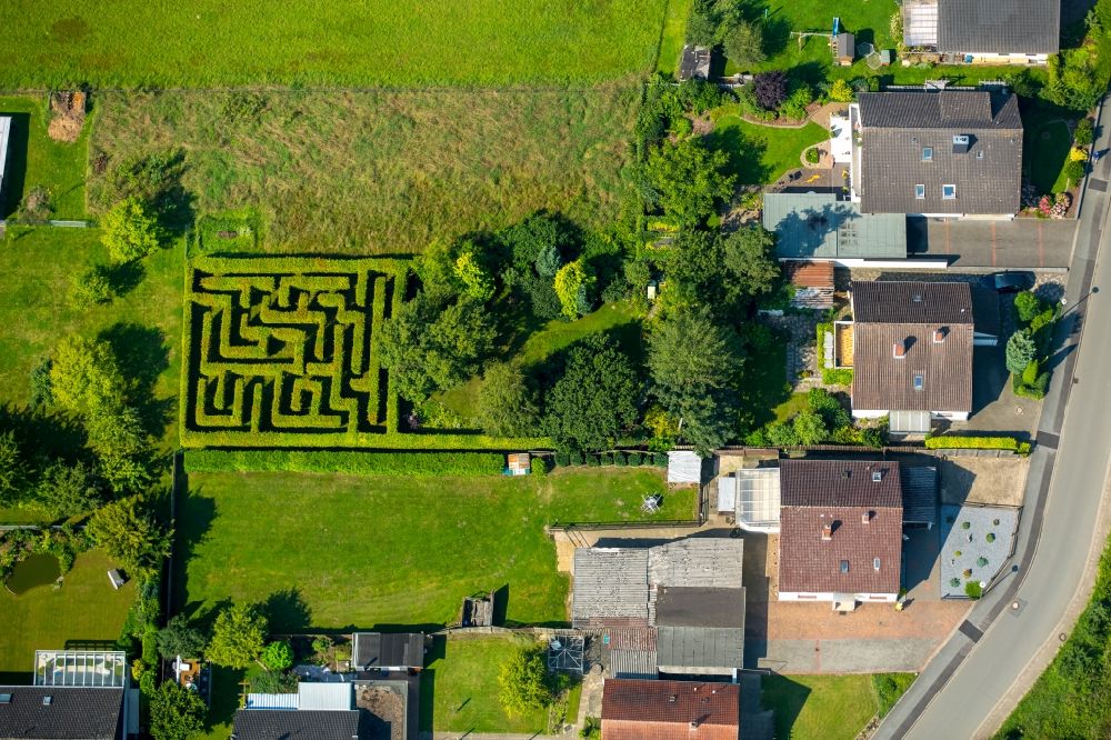 Luftbild Bünde - Irrgarten - Labyrinth in einem Privatgarten in Bünde im Bundesland Nordrhein-Westfalen