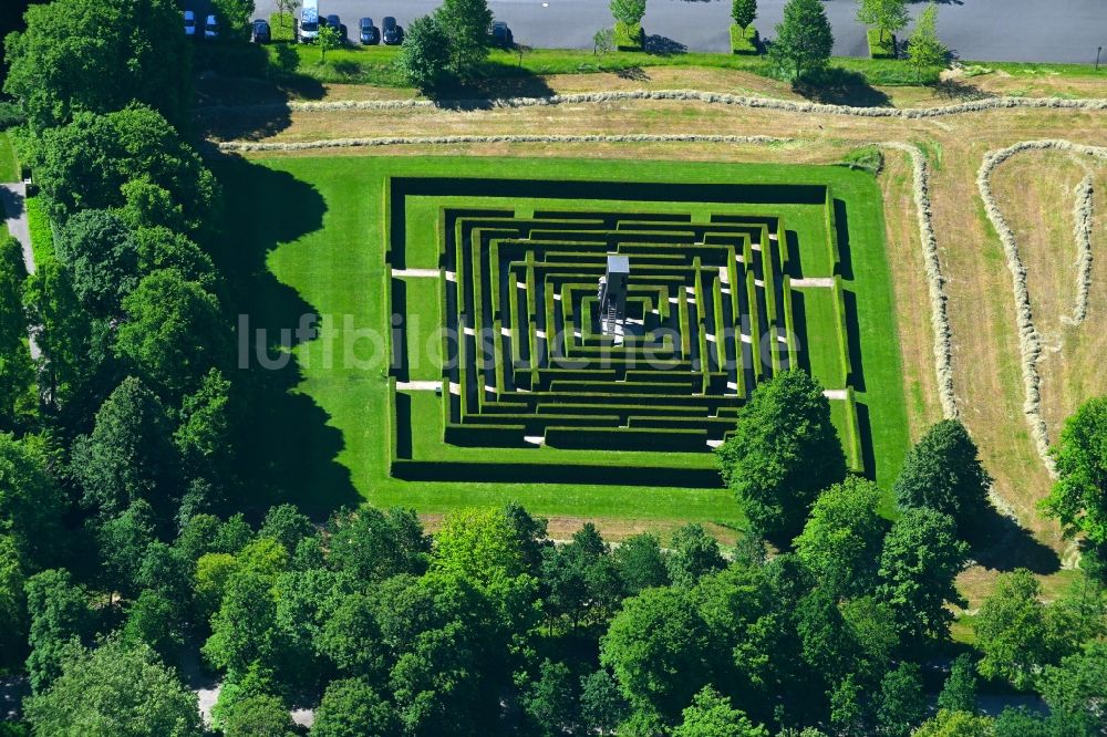 Luftbild Bad Driburg - Irrgarten - Labyrinth auf dem Gelände des Hotels Gräflicher Park Health & Balance Resort in Bad Driburg im Bundesland Nordrhein-Westfalen, Deutschland