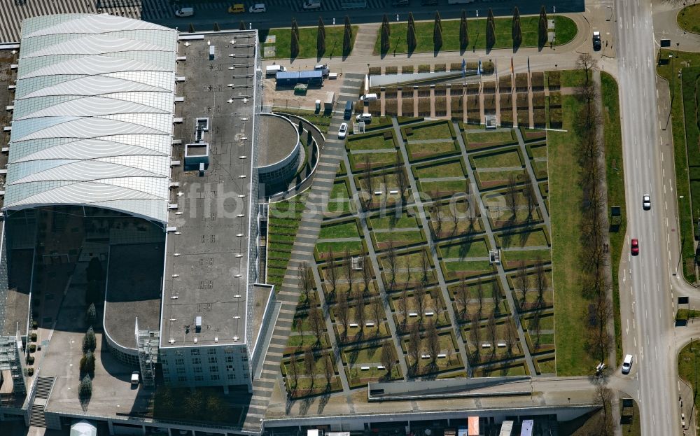 München-Flughafen aus der Vogelperspektive: Irrgarten - Labyrinth auf dem Gelände des Hotels Hilton Munich Airport an der Terminalstraße Mitte in München-Flughafen im Bundesland Bayern, Deutschland