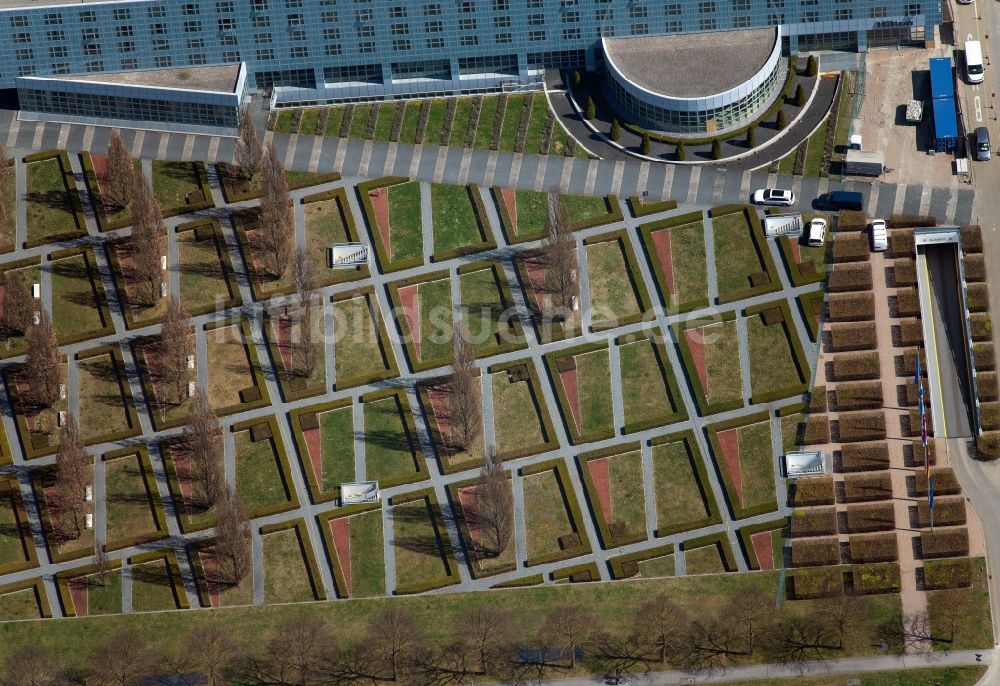 Luftbild München-Flughafen - Irrgarten - Labyrinth auf dem Gelände des Hotels Hilton Munich Airport an der Terminalstraße Mitte in München-Flughafen im Bundesland Bayern, Deutschland