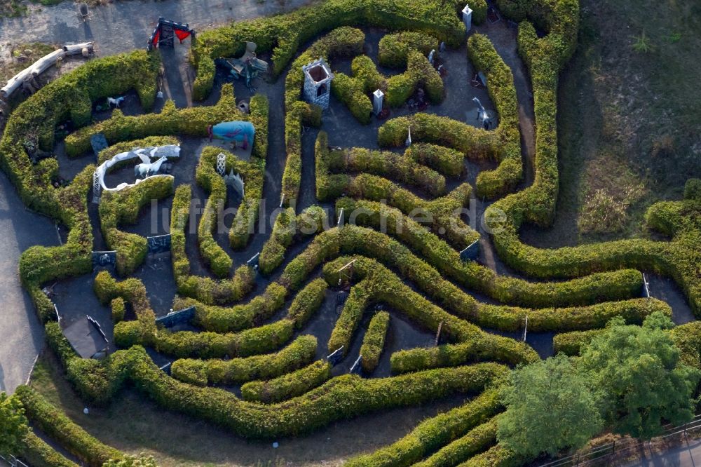 Hartmannsdorf von oben - Irrgarten - Labyrinth Labyrinth von Avalon im Freizeitpark Belantis in Hartmannsdorf im Bundesland Sachsen, Deutschland