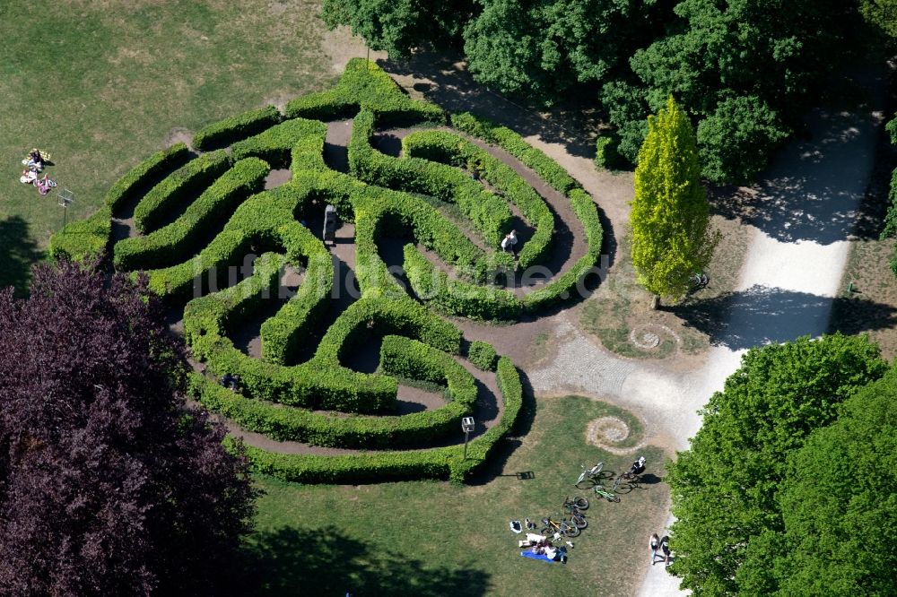 Luftbild München - Irrgarten - Labyrinth im Luitpoldpark im Ortsteil Schwabing-West in München im Bundesland Bayern, Deutschland