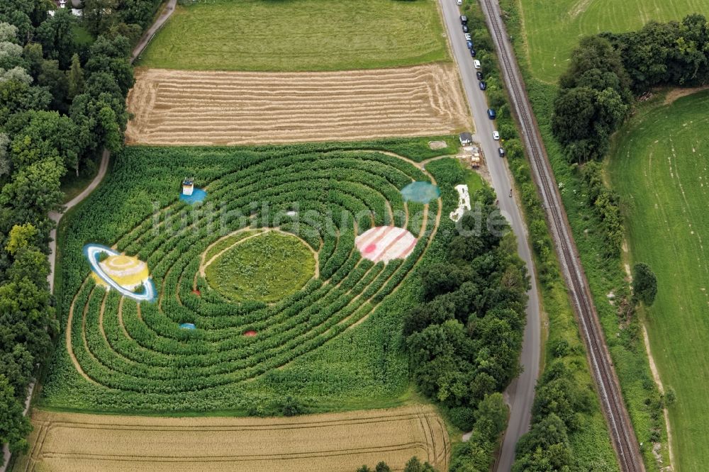 Utting am Ammersee aus der Vogelperspektive: Irrgarten - Labyrinth Ex Ornamentis mit Planeten- Motiv aus Hanf und Sonnenblumen in Utting am Ammersee im Bundesland Bayern