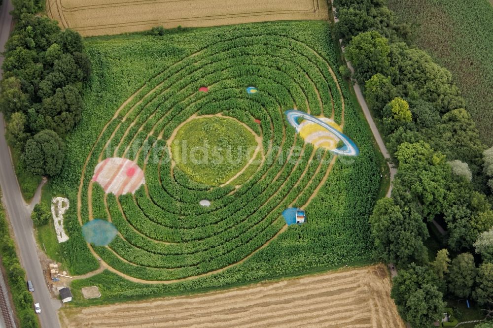Utting am Ammersee von oben - Irrgarten - Labyrinth Ex Ornamentis mit Planeten- Motiv aus Hanf und Sonnenblumen in Utting am Ammersee im Bundesland Bayern