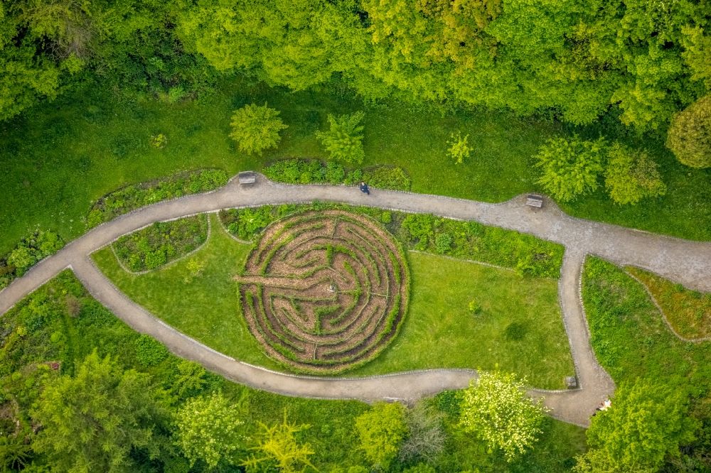 Herdecke aus der Vogelperspektive: Irrgarten - Labyrinth im Park am Gemeinschaftskrankenhaus Herdecke am Gerhard-Kienle-Weg in Herdecke im Bundesland Nordrhein-Westfalen, Deutschland
