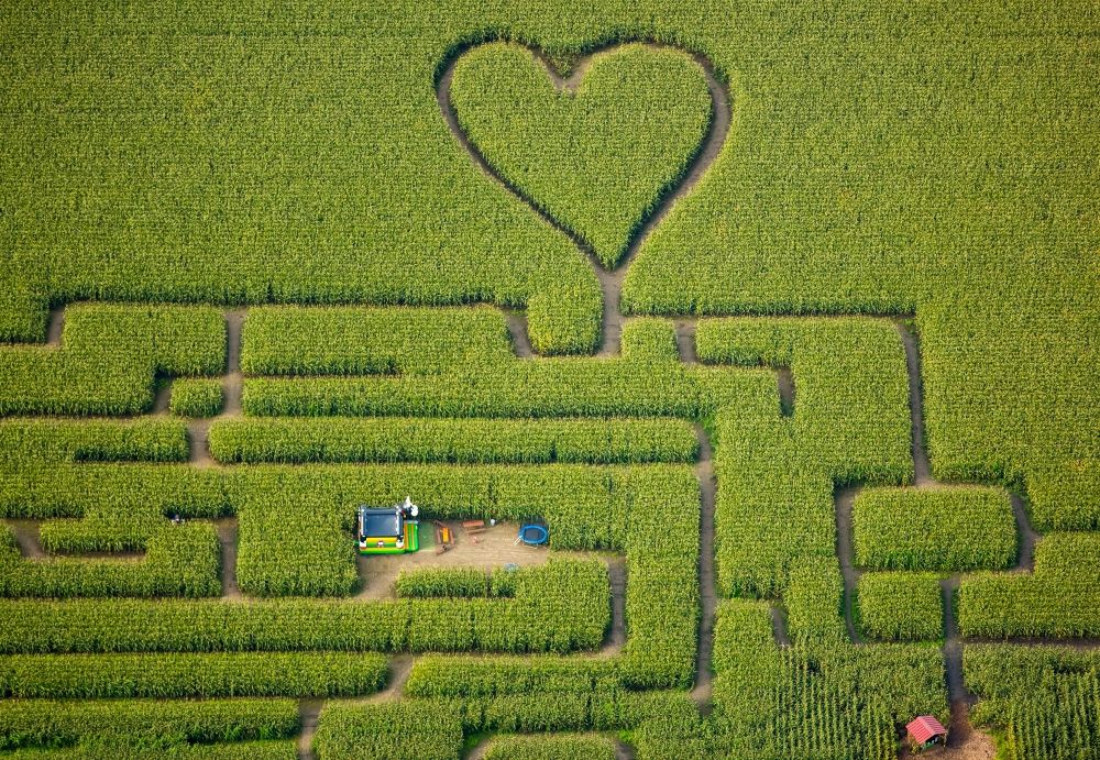 Luftaufnahme Herten - Irrgarten - Labyrinth mit den Umrissen einer Herz- Form auf einem Feld in Herten im Bundesland Nordrhein-Westfalen
