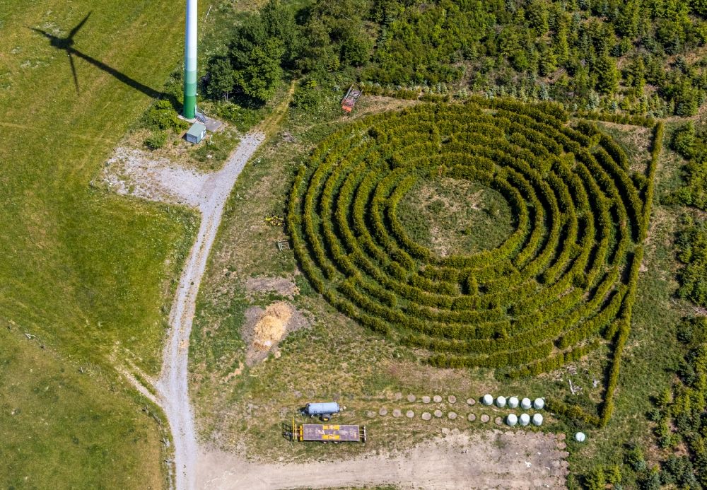 Luftbild Balve - Irrgarten - Labyrinth mit den Umrissen eines Kreises auf einem Feld in Leveringhausen im Bundesland Nordrhein-Westfalen, Deutschland