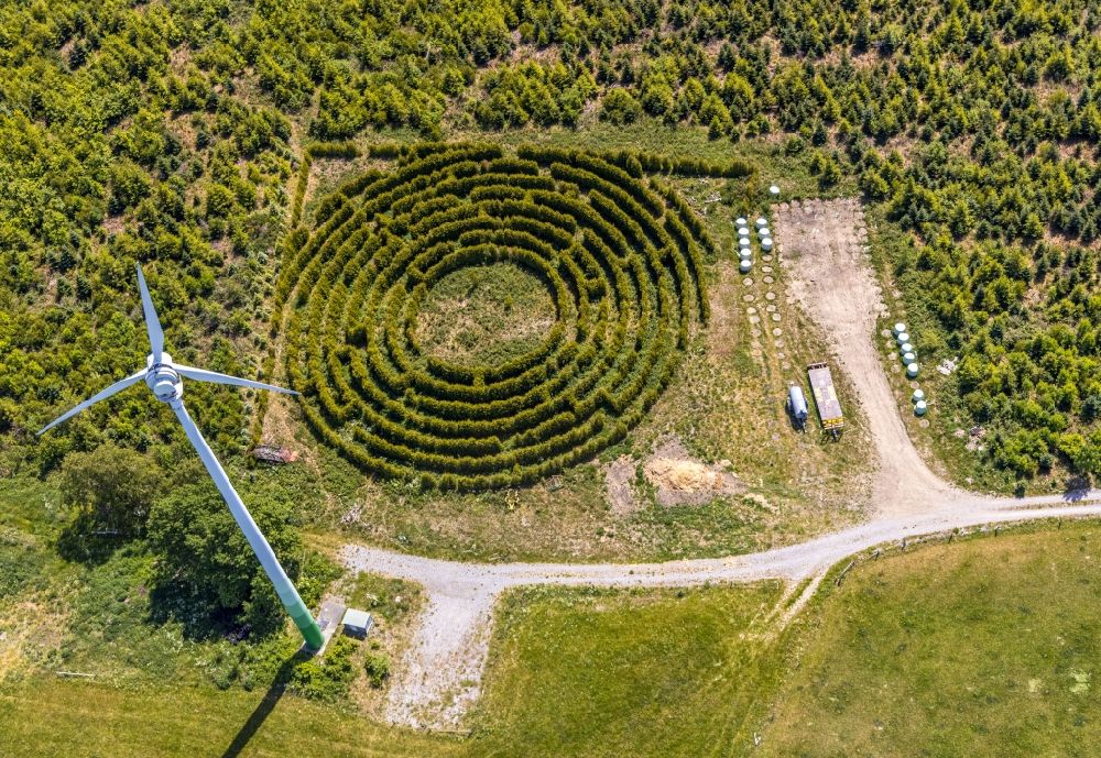 Luftaufnahme Balve - Irrgarten - Labyrinth mit den Umrissen eines Kreises auf einem Feld in Leveringhausen im Bundesland Nordrhein-Westfalen, Deutschland