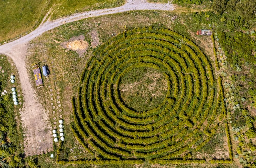 Balve von oben - Irrgarten - Labyrinth mit den Umrissen eines Kreises auf einem Feld in Leveringhausen im Bundesland Nordrhein-Westfalen, Deutschland