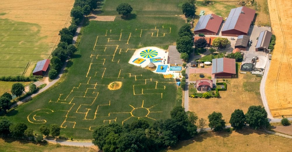 Luftaufnahme Haltern am See - Irrgarten - Labyrinth mit den Umrissen des Maislabyrinth Terhardt am Kinderspielplatz Heidkantweg auf einem Feld in Haltern am See im Bundesland Nordrhein-Westfalen, Deutschland