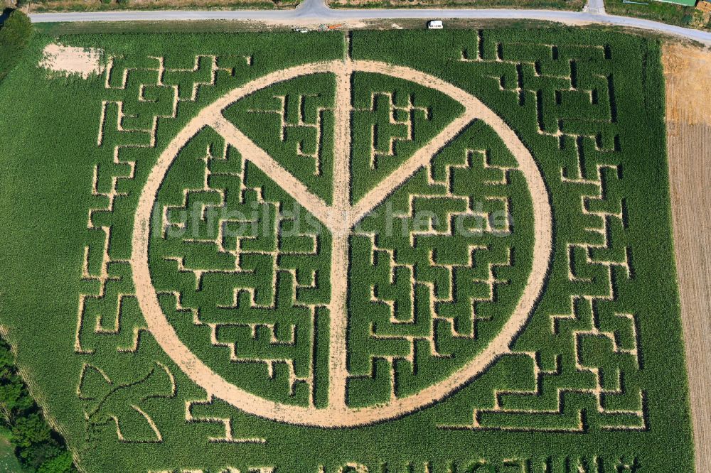 Flehingen aus der Vogelperspektive: Irrgarten - Labyrinth mit den Umrissen des Peace-Zeichen auf einem Feld in Flehingen im Bundesland Baden-Württemberg, Deutschland