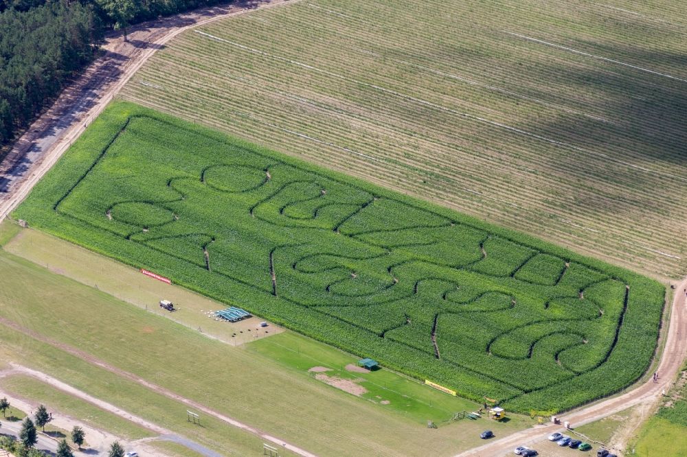 Luftbild Klaistow - Irrgarten - Labyrinth mit den Umrissen am Spargel- und Erlebnishof Klaistow auf einem Feld in Klaistow im Bundesland Brandenburg, Deutschland