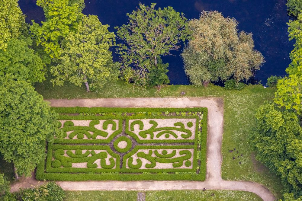Herne von oben - Irrgarten - Labyrinth am Wasserschloss Strünkede in Herne im Bundesland Nordrhein-Westfalen, Deutschland