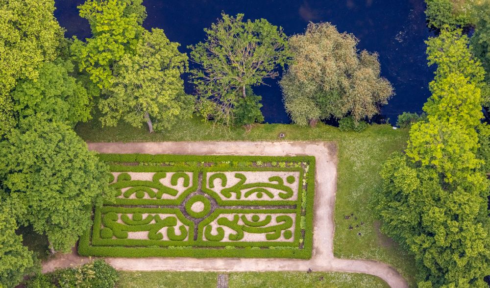 Herne aus der Vogelperspektive: Irrgarten - Labyrinth am Wasserschloss Strünkede in Herne im Bundesland Nordrhein-Westfalen, Deutschland