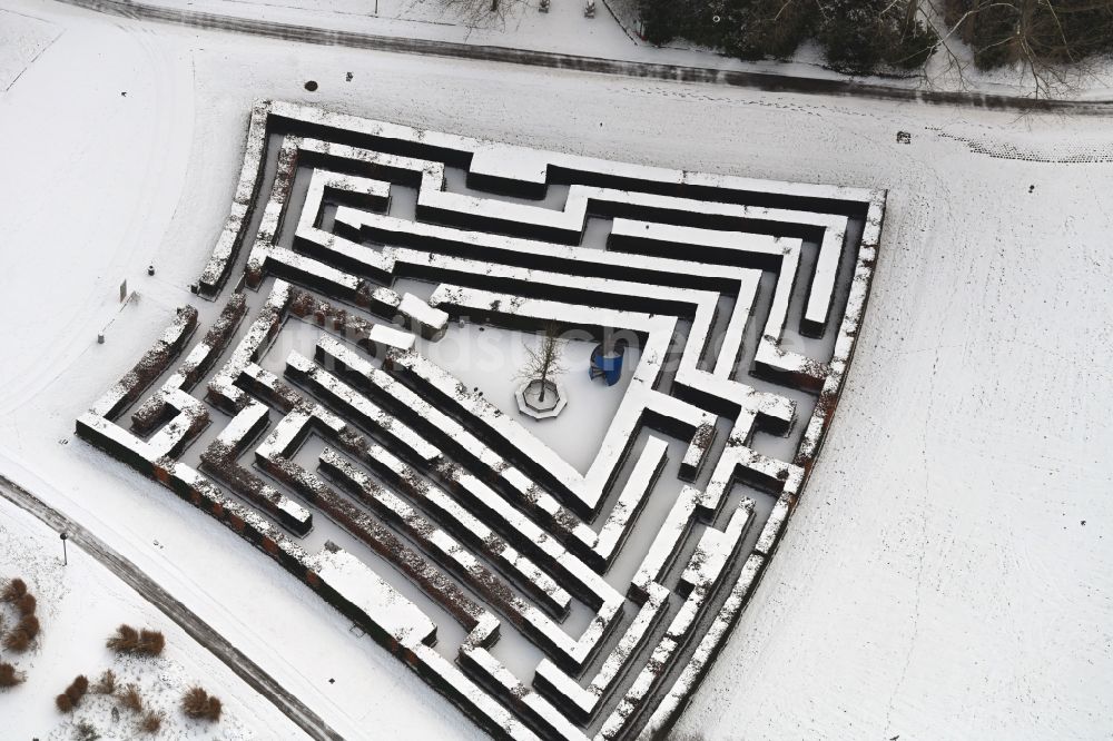 Berlin von oben - Irrgarten - Labyrinth auf dem winterlich schneebedeckten Gelände des Erholungspark Marzahn in Berlin