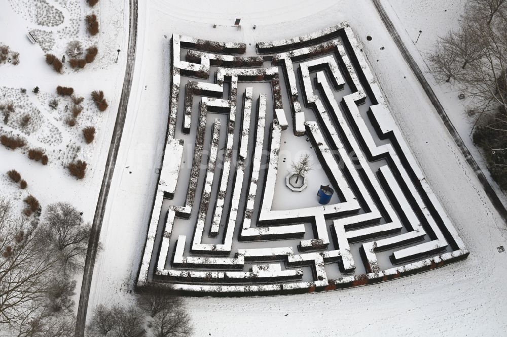 Berlin aus der Vogelperspektive: Irrgarten - Labyrinth auf dem winterlich schneebedeckten Gelände des Erholungspark Marzahn in Berlin